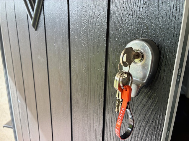 Chinnor locksmith repairing door lock